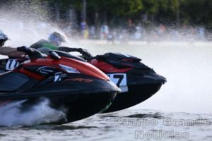 Os melhores pilotos do país e convidados internacionais participarão das disputas na Represa de Furnas, nos dias 15 e 16 de agosto - Foto: Ricardo Fuchs/Photojetski