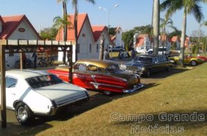 Exposição de carros antigos aconteceu no Parque das Nações Indígenas em Campo Grande (MS), e atraiu um grande público, formado principalmente por famílias - Foto: Álvaro Barbosa