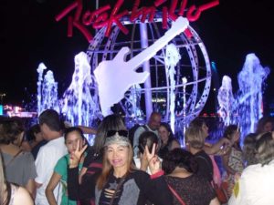 A atriz Jussara Calmon curte o Rock In Rio 2015 – Foto: Divulgação