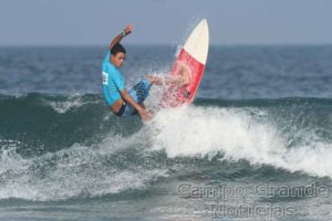 Guilherme Silva Junior no Hang Loose Surf Attack em Guarujá – Foto: Munir El Hage