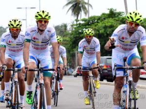 Ciclistas brasileiros em treino no Gabão – Foto: Divulgação