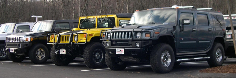 Hummer H1 (à esquerda) e Hummer H2 (à direita), produzidas na década de 2000 (Foto: Wikimedia Commons)