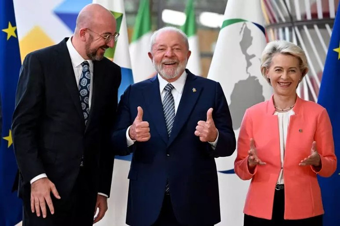 Lula entre Charles Michel e Ursula von der Leyen