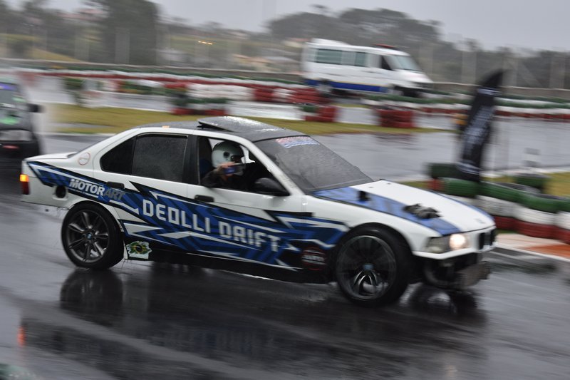 Bmw em demostração de drift na pista