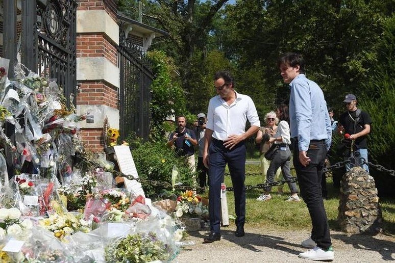 Familiares se despedem de Alain Delon em funeral privado