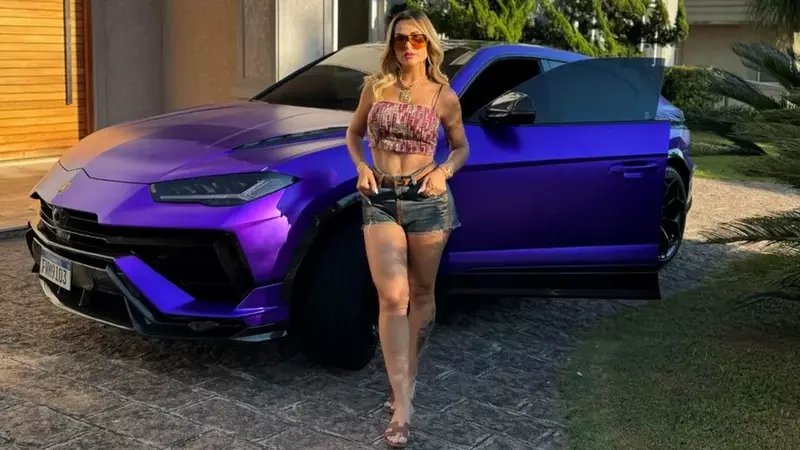 Deolane Bezerra com Lamborghini Urus