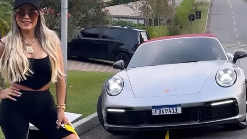 Deolane Bezerra com Porsche 911 Cabriolet