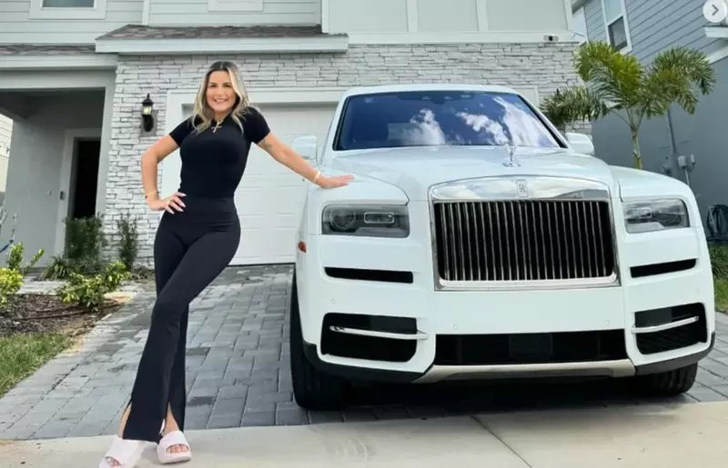 Deolane Bezerra com Rolls Royce Cullinan